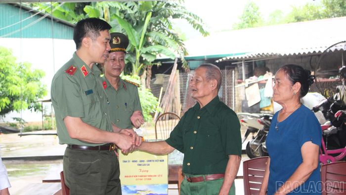 Thiếu tướng Cao Minh Huyền ân cần hỏi thăm sức khỏe gia đình ông Vũ Đức Dụ.