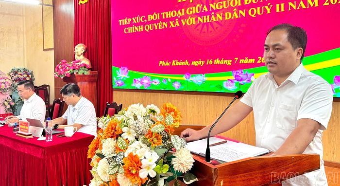 Phó Chủ tịch UBND xã Đoàn Trần Sơn phát biểu giải trình một số vấn đề thuộc thẩm quyền.