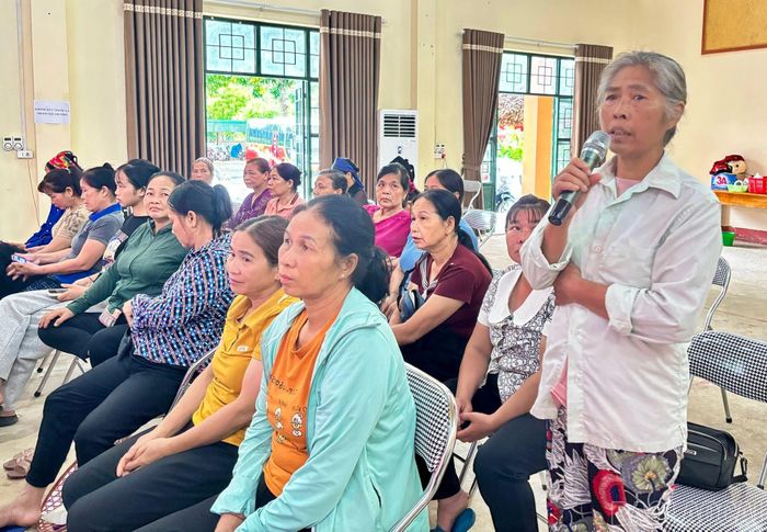 Người dân phát biểu ý kiến.
