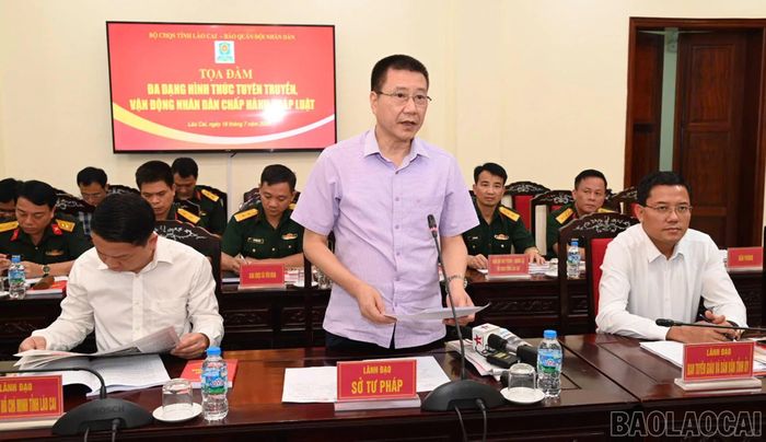 Các đại biểu tham luận tại tọa đàm.
