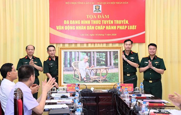 Báo QĐND tặng quà lưu niệm Bộ CHQS Lào Cai.