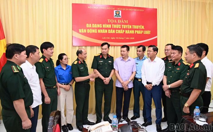 Các đại biểu trao đổi tại tọa đàm.
