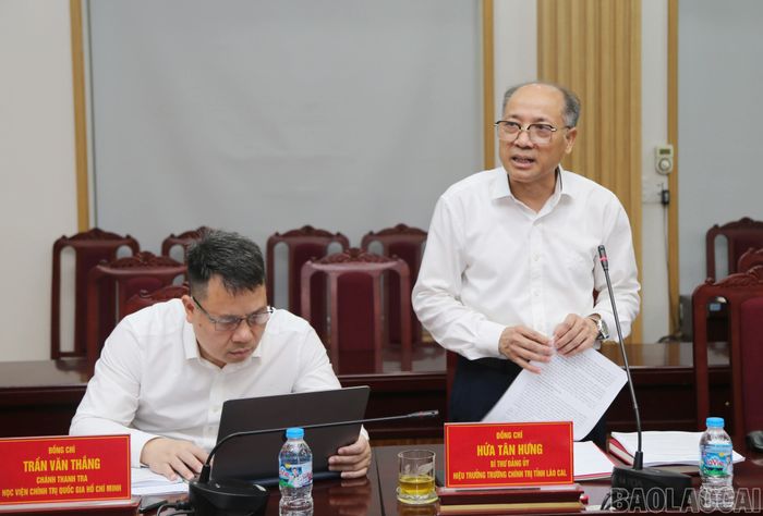 Đồng chí Hứa Tân Hưng - Hiệu trưởng Trường Chính trị tỉnh báo kết quả xây dựng trường đạt chuẩn mức 2.