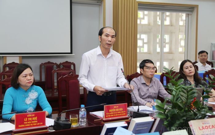 Tổ trưởng Tổ giúp việc báo cáo kết quả rà soát hồ sơ xây dựng Trường Chính trị tỉnh đạt chuẩn mức 2.