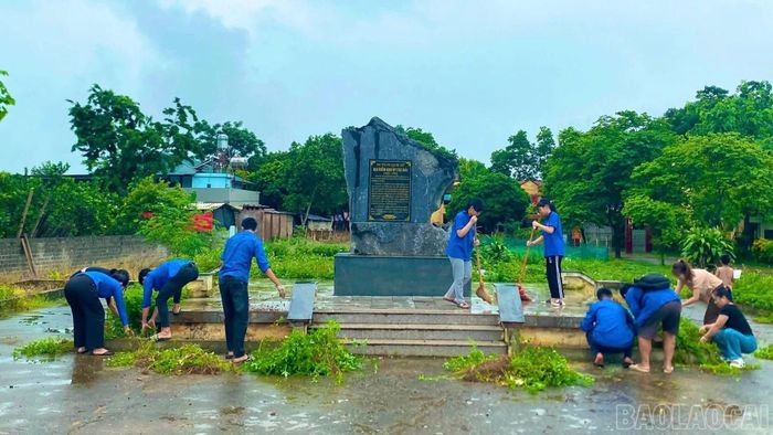 Đoàn viên, thanh niên phường tham gia vệ sinh, chỉnh trang khuôn viên Nhà bia khu ủy Tây Bắc.