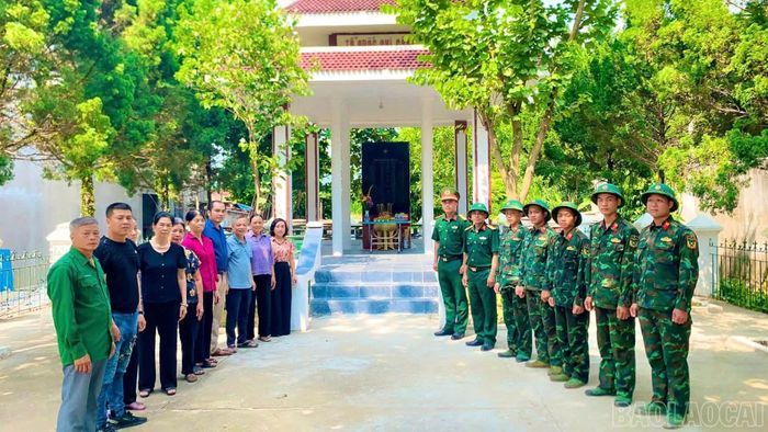 Nhân dân Tổ dân phố Pá Xổm và các chiến sỹ Đơn vị công trình AVC-01, Lữ đoàn Công binh 543, Quân khu 2 tại Nhà bia ghi danh liệt sĩ.
