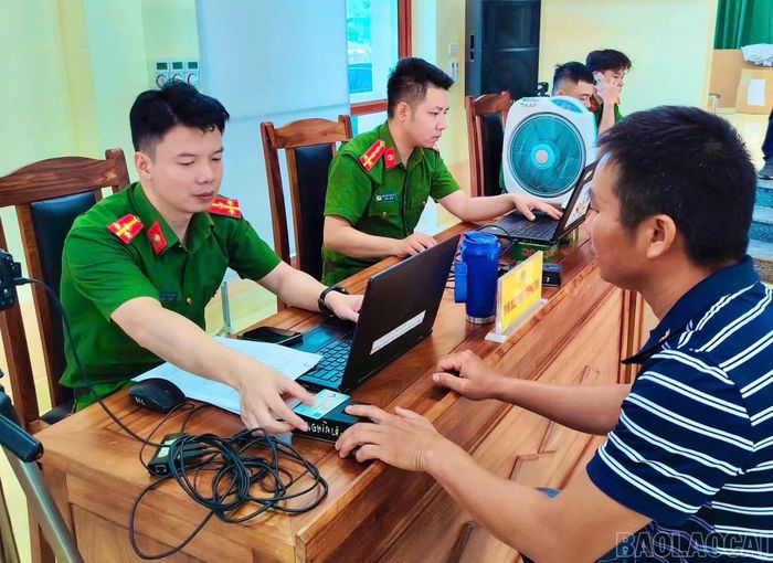 Cán bộ Công an hướng dẫn thân nhân liệt sĩ thực hiện thủ tục xác nhận thông tin phục vụ công tác thu nhận mẫu sinh phẩm ADN.