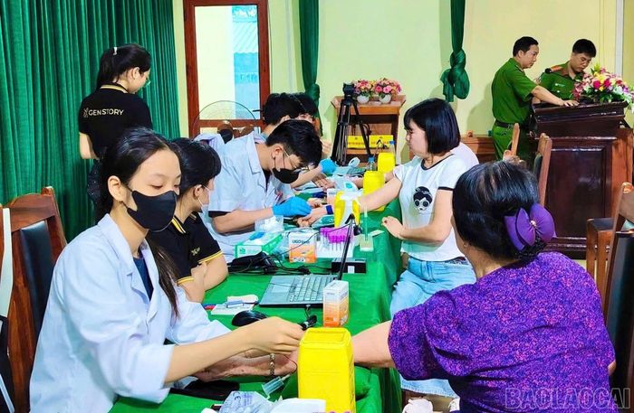 Cán bộ y tế tiến hành lấy mẫu sinh phẩm ADN của thân nhân liệt sĩ phục vụ công tác đối sánh, xác định danh tính hài cốt liệt sĩ còn thiếu thông tin.