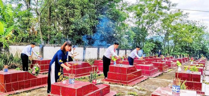 Các đồng chí lãnh đạo phường thắp hương tri ân tại các phần mộ liệt sĩ nhân dịp các ngày lễ lớn của đất nước, địa phương và kỷ niệm 27/7 hàng năm.