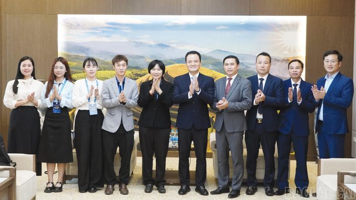 Các đại biểu chụp ảnh lưu niệm.