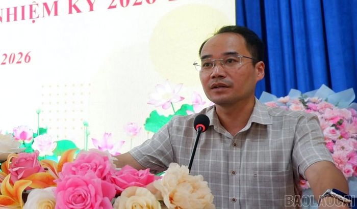 Đại diện UBND xã trả lời những kiến nghị của cử tri.