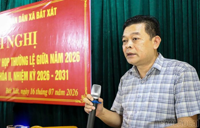 Đại diện phòng ban chuyên môn trả lời kiến nghị của tri thuộc thẩm quyền.
