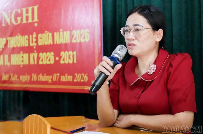 Bà Nguyễn Thị Quỳnh Nga - Phó Chủ tịch HĐND xã, Tổ trưởng Tổ đại biểu số 3 giải trình các nội dung tại hội nghị.