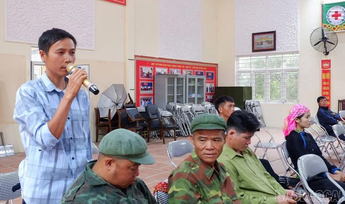 Các cử tri phát biểu ý kiến, kiến nghị tại hội nghị.