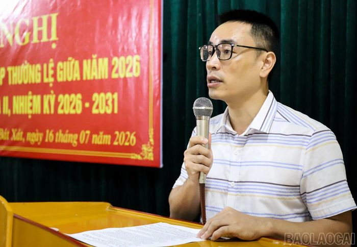 Đại diện Tổ đại biểu thông tin kết quả trả lời kiến nghị của cử tri.