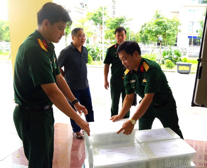 Viện Pháp y Quốc gia tiếp nhận mẫu hài cốt liệt sĩ do tỉnh Lào Cai bàn giao.