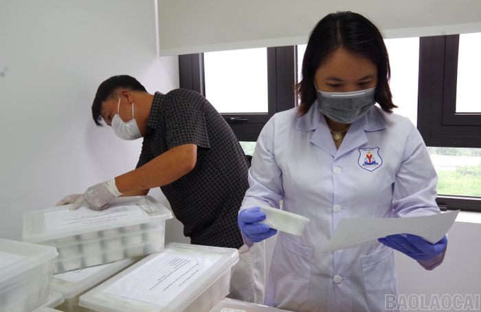 Cán bộ Viện Pháp y Quốc gia đối chiếu rà soát hồ sơ tiếp nhận mẫu hài cốt liệt sĩ.