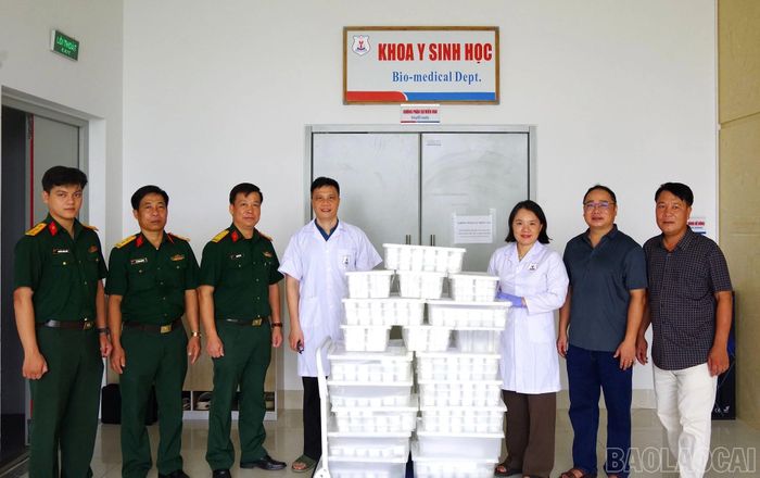 Các mẫu hài cốt liệt sĩ được niêm phong và vận chuyển đến Viện Pháp y Quốc gia theo đúng quy trình.