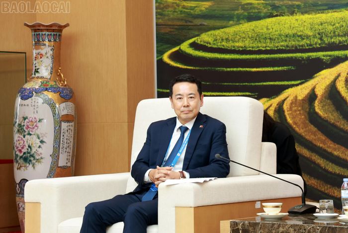 Ông Jang Soon Bong, Phó Chủ tịch Hiệp hội doanh nghiệp Hàn Quốc tại Việt Nam phát biểu tại buổi làm việc.