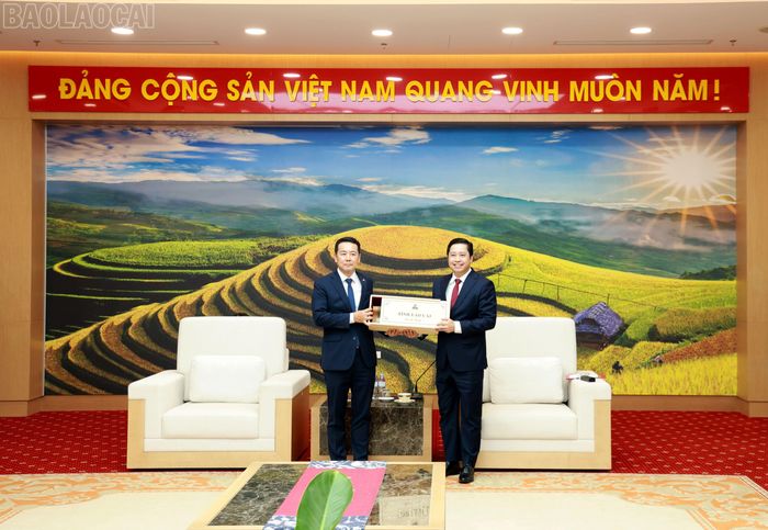 Bí thư Tỉnh ủy tặng quà Hiệp hội doanh nghiệp Hàn Quốc tại Việt Nam.
