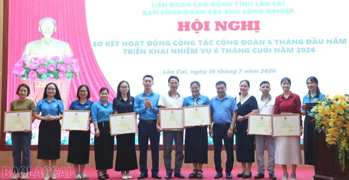 Các tập thể, cá nhân được tặng Bằng khen của Tổng LĐLĐ Việt Nam.