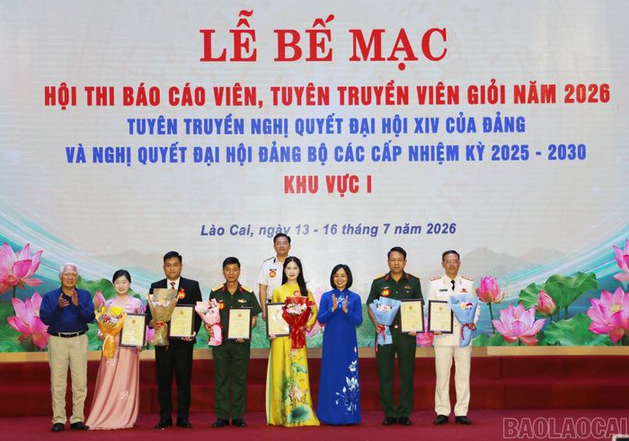 Ban Tổ chức Hội thi trao giải Nhì cho 6 thí sinh.