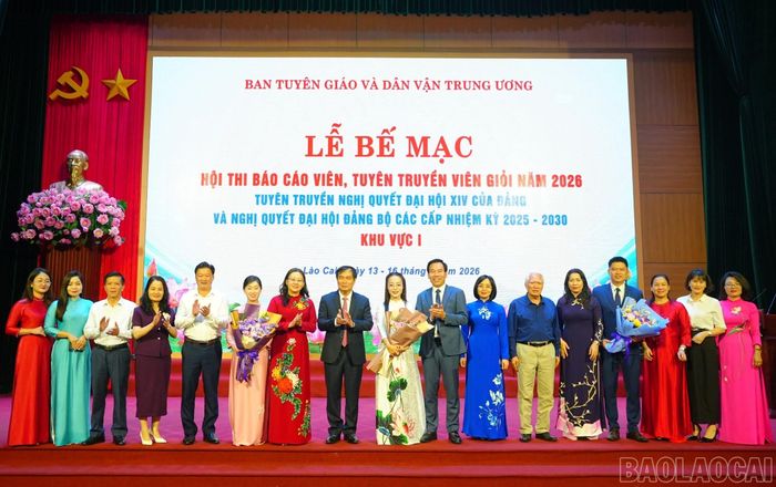 Các đồng chí lãnh đạo tặng hoa chúc mừng các thí sinh tỉnh Lào Cai.