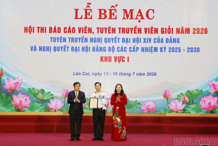 Đồng chí Phan Xuân Thủy - Phó Trưởng ban Tuyên giáo và Dân vận Trung ương cùng đồng chí Giàng Thị Dung - Phó Bí thư Tỉnh ủy Lào Cai trao giải Nhất cho thí sinh Vũ Văn Khương (Quân ủy Trung ương).