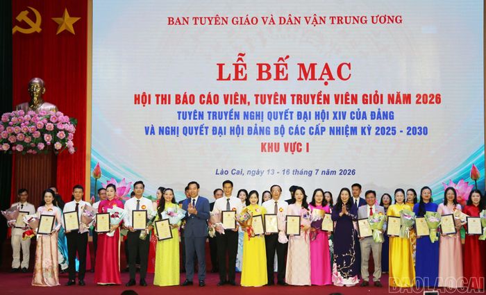 Trao giải Khuyến khích cho các thí sinh.