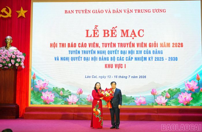 Đồng chí Phan Xuân Thủy tặng hoa chúc mừng tỉnh Lào Cai, đơn vị chủ nhà đã phối hợp tổ chức thành công hội thi.