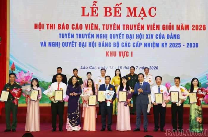 Trao giải Ba cho các thí sinh.