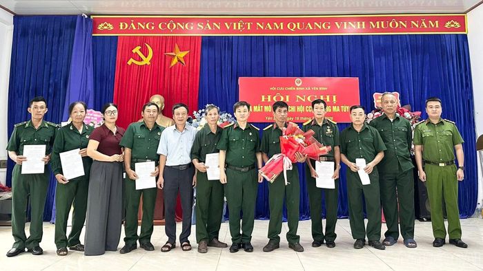 Lãnh đạo Cựu chiến binh xã Yên Bình trao quyết định và tặng hoa chúc mừng "Chi hội cựu chiến binh không ma túy".