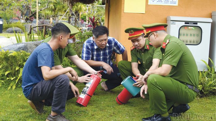 Lực lượng chức năng cùng với cơ sở lưu trú thường xuyên kiểm tra thời hạn sử dụng của thiết bị chữa cháy.