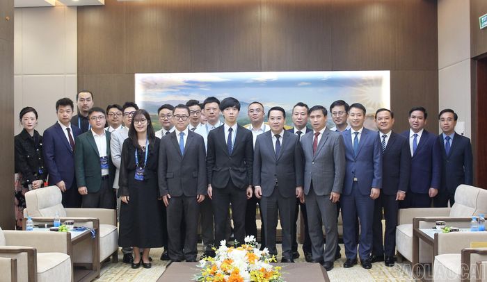 Các đại biểu chụp ảnh lưu niệm.