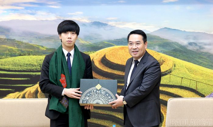 Chủ tịch UBND tỉnh Nguyễn Tuấn Anh tặng quà lưu niệm Tổng Giám đốc Tập đoàn Sunwah.
