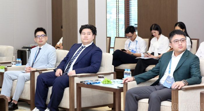 Các đại biểu dự buổi làm việc.