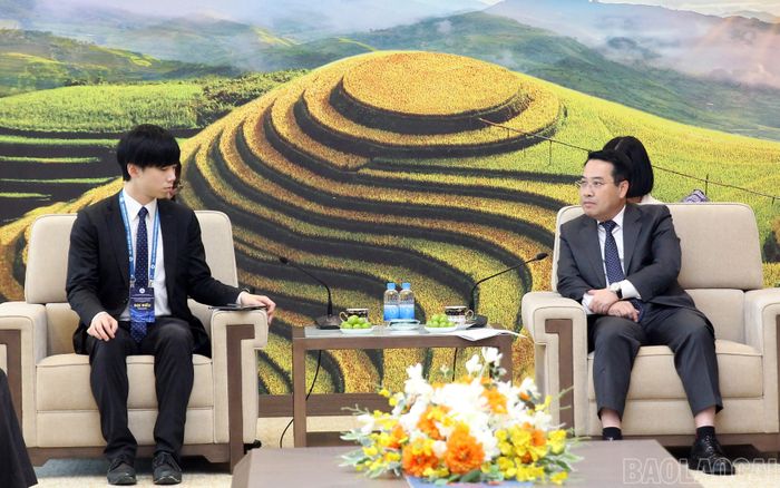Chủ tịch UBND tỉnh Nguyễn Tuấn Anh mong muốn Tập đoàn Sunwah nghiên cứu hợp tác phát triển hệ thống logistics hiện đại.