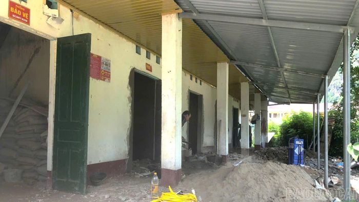 Đơn vị thi công khẩn trương cải tạo, sửa chữa phòng học, chuẩn bị cơ sở vật chất phục vụ năm học mới.