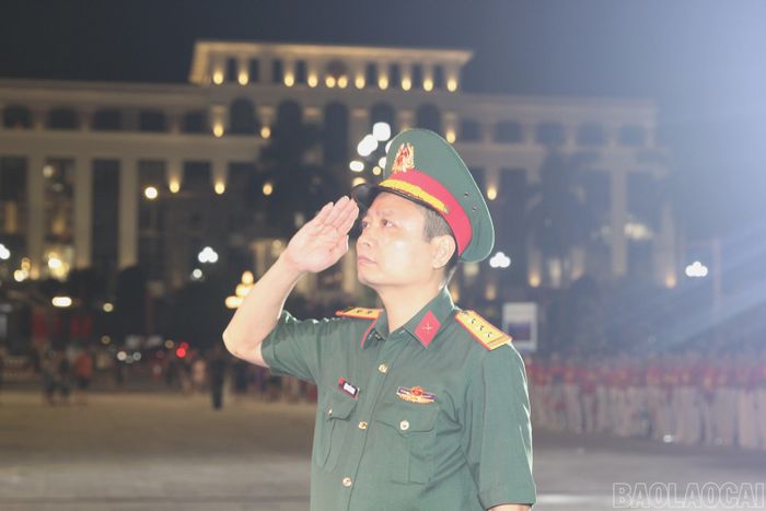 Thượng tá Đặng Thế Chung, Phó Tham mưu trưởng Bộ Chỉ huy Quân sự tỉnh thực hiện nghi lễ chào cờ.