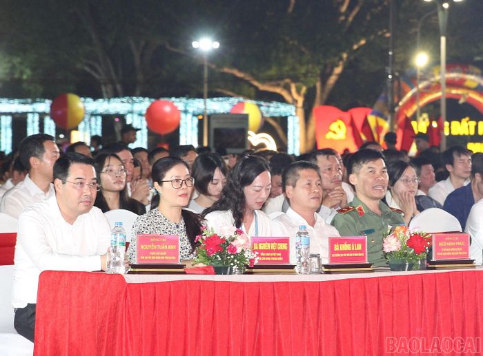 Các đồng chí lãnh đạo tỉnh dự chương trình nghệ thuật.