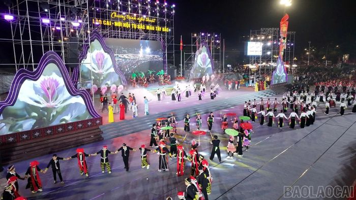 Chương trình nghệ thuật được dàn dựng công phu với sự tham gia của hơn 800 nghệ nhân, diễn viên.