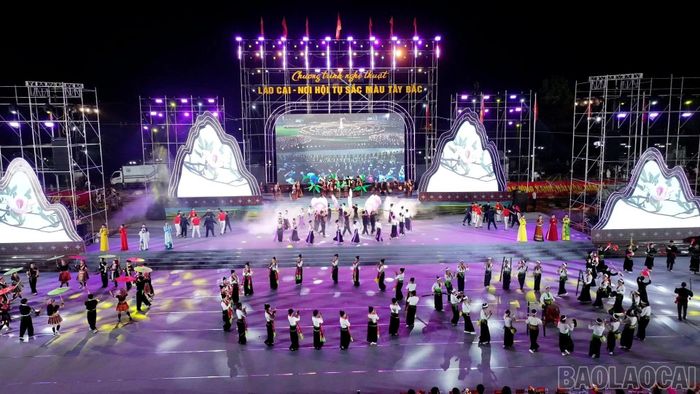Khép lại Chương trình là vòng xòe đoàn kết trong giai điệu “Điệu xòe thương nhau”.