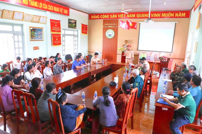 Cán bộ Phòng CSGT tuyên truyền Luật Giao thông đường thủy nội địa, hướng dẫn kỹ năng phòng, chống đuối nước cho người dân