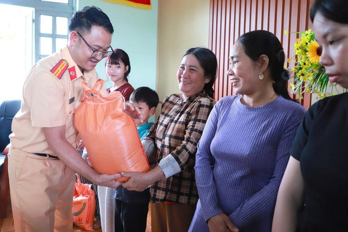 Lực lượng CSGT trao tặng nhu yếu phẩm cho các hộ dân có hoàn cảnh khó khăn sinh sống trên lòng bè