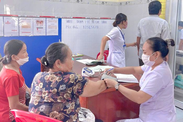 Người dân xã Tánh Linh khám chữa bệnh tại Trạm Y tế xã