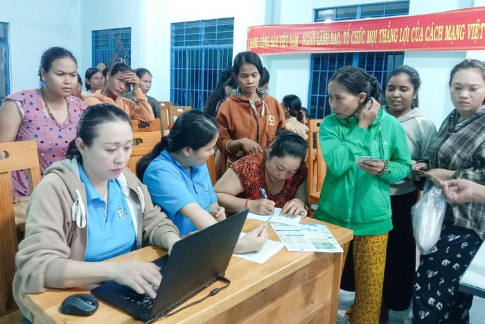 Người dân thôn Đồng Me ở xã Tánh Linh được hướng dẫn đăng ký tham gia bảo hiểm y tế