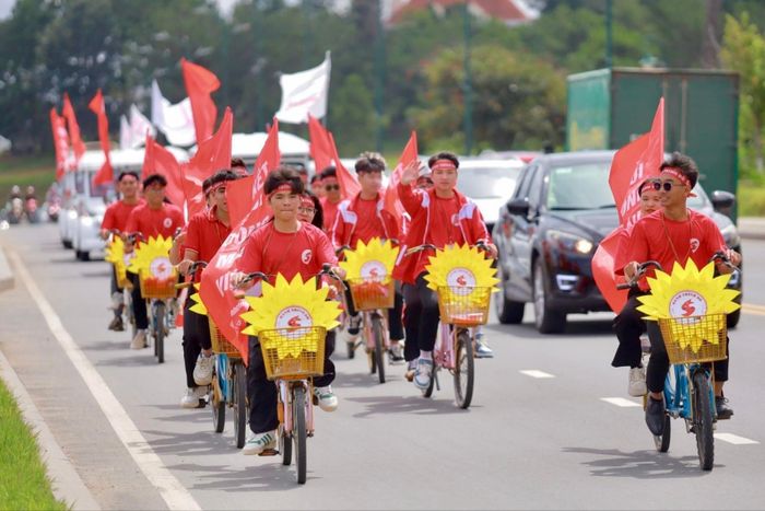 Diễu hành xe đạp hoa tuyên truyền Hành trình đỏ tại khu vực Đà Lạt.