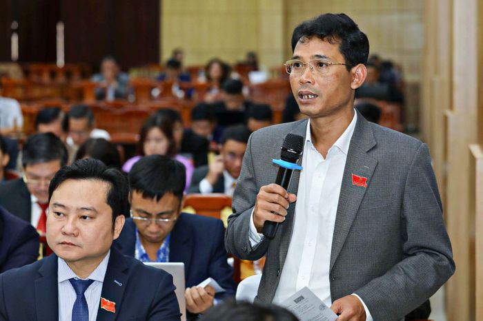 Đại biểu Ndu Ha Biên, Bí thư Đảng ủy xã Đam Rông 2 tham gia thảo luận tại Kỳ họp thường lệ giữa năm 2026 của HĐND tỉnh