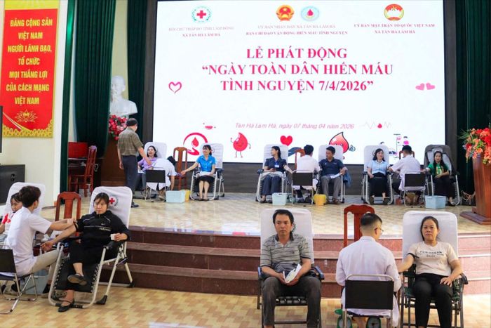 Đông đảo cán bộ và người dân tham gia hiến máu