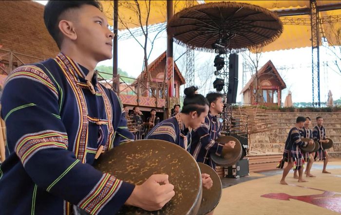 Tiếng chiêng ngân vang giữa đại ngàn hùng vĩ